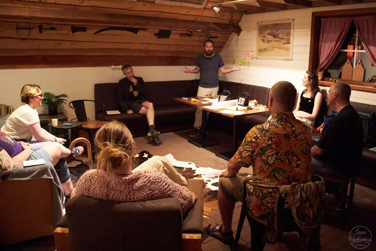 Deelnemers zitten in een cirkel tijdens een workshop.